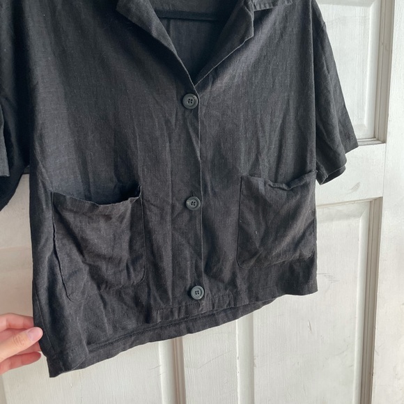 OAK + FORT BLACK LINEN BLEND BUTTON DOWN FRONT POCKET TOP - Picture 3 of 5